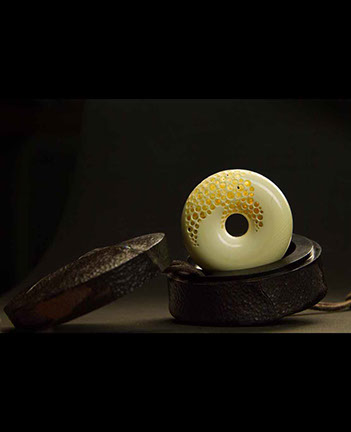 toad on lotusleaf, Kröte, Cornel, Schneider, Boxwood, Buchsbaum, Acrylglas, Ivory, jpeg, jpg, scuplture, Schnitzerei, Carving, okimono