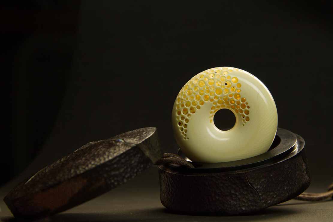 toad on lotusleaf, Kröte, Cornel, Schneider, Boxwood, Buchsbaum, Acrylglas, Ivory, jpeg, jpg, scuplture, Schnitzerei, Carving, okimono