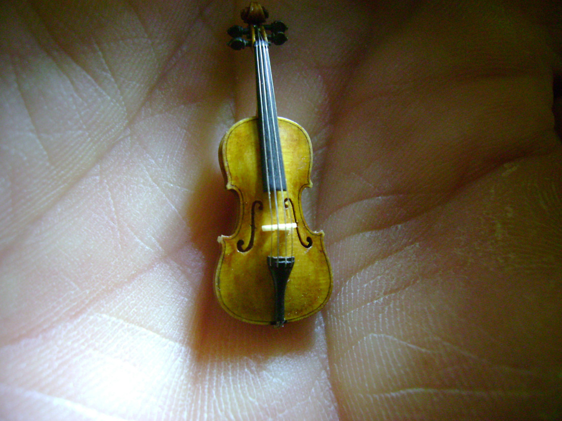 Violin-embryo, Geige, Cellowirbel, Cello tuning peg, smallest violin, Cornel, Schneider, Boxwood, Buchsbaum,  jpeg, jpg, scuplture, Schnitzerei,