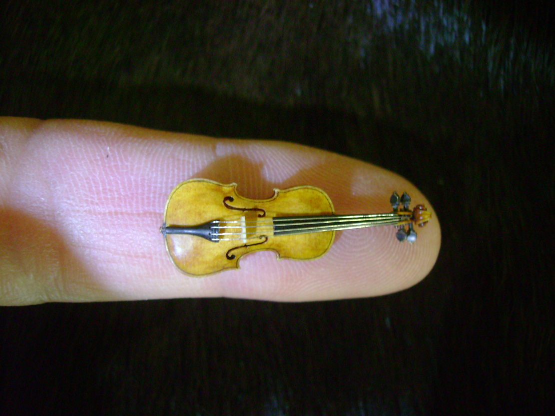 Violin-embryo, Geige, Cellowirbel, Cello tuning peg, smallest violin, Cornel, Schneider, Boxwood, Buchsbaum,  jpeg, jpg, scuplture, Schnitzerei,