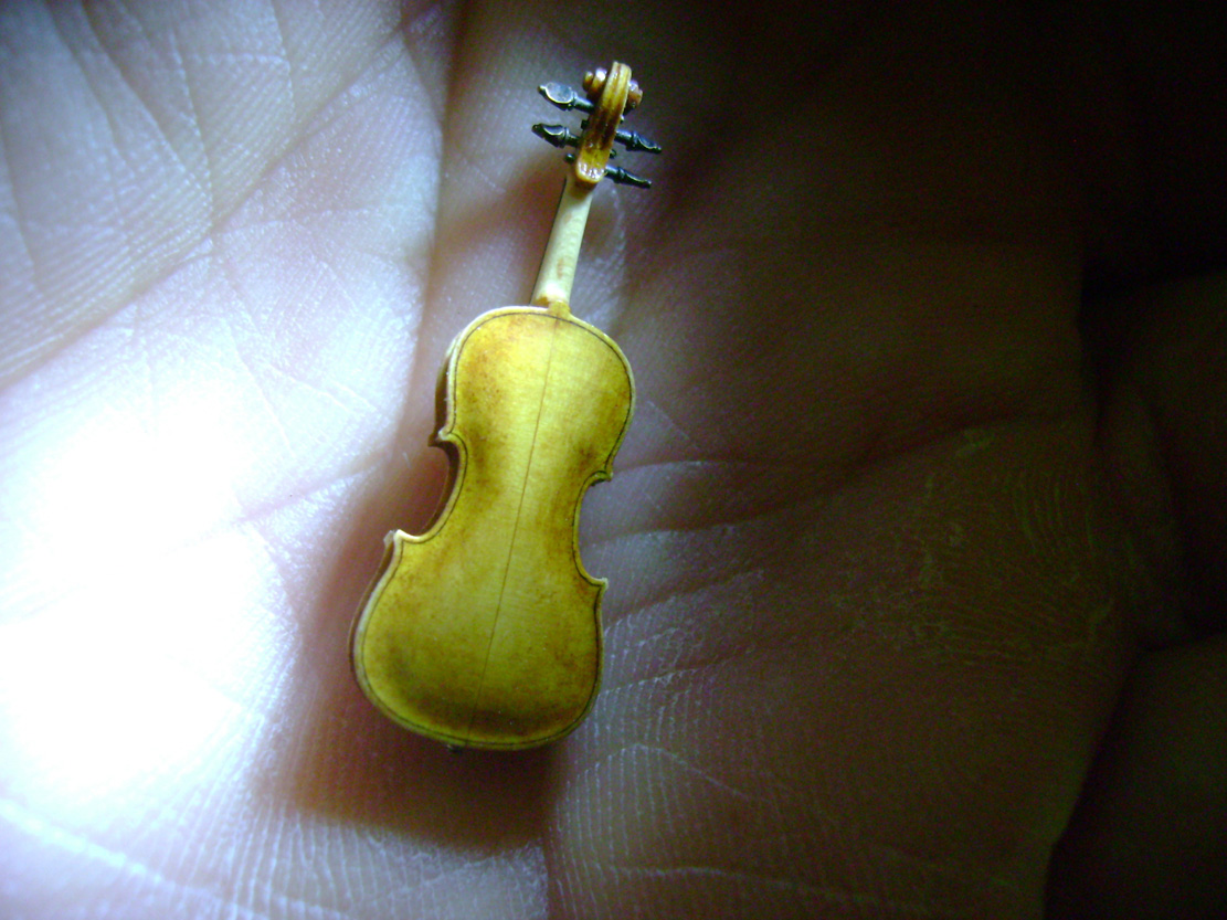Violin-embryo, Geige, Cellowirbel, Cello tuning peg, smallest violin, Cornel, Schneider, Boxwood, Buchsbaum,  jpeg, jpg, scuplture, Schnitzerei,