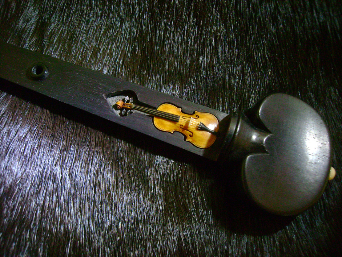 Violin-embryo, Geige, Cellowirbel, Cello tuning peg, smallest violin, Cornel, Schneider, Boxwood, Buchsbaum,  jpeg, jpg, scuplture, Schnitzerei,