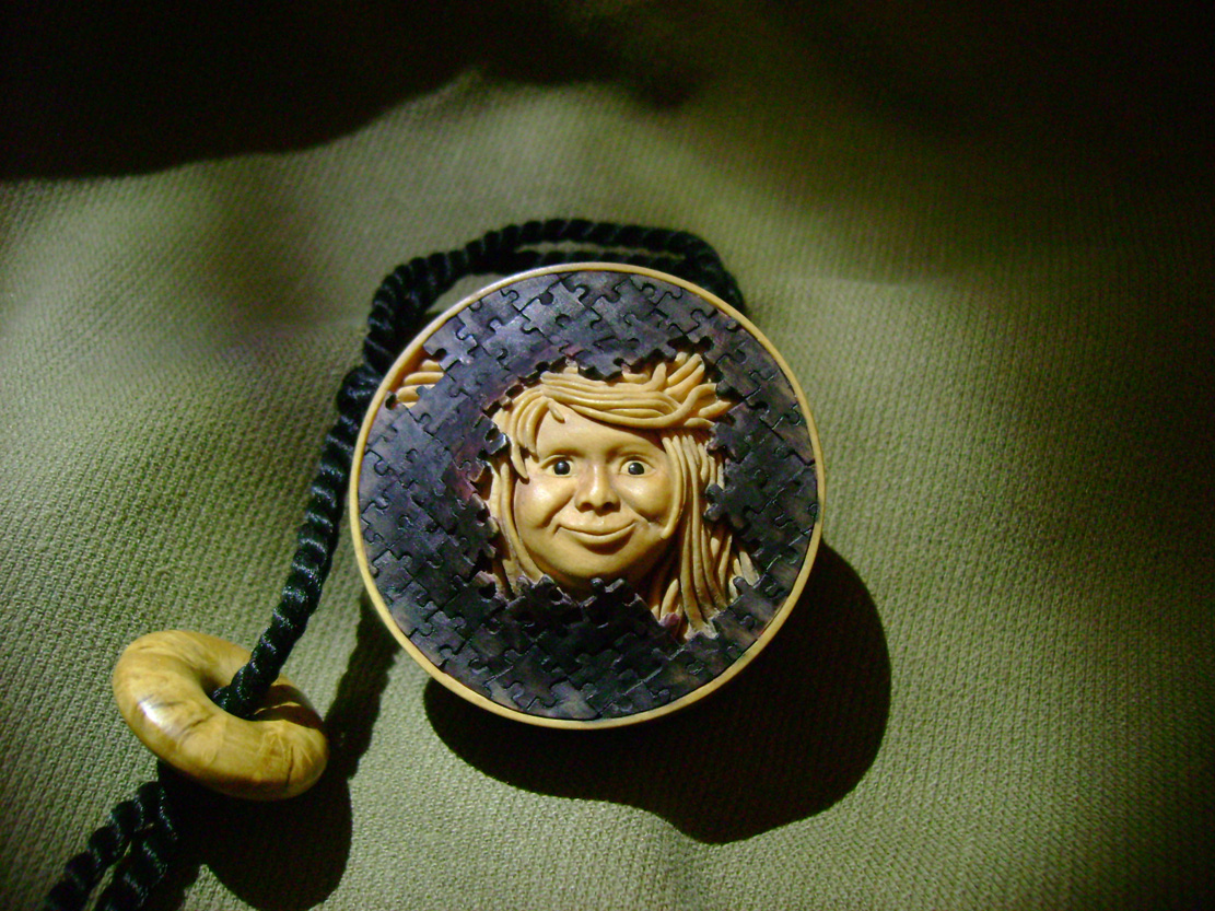 Breaktrough, Durchbruch, puzzle, face, Cornel, Schneider, Boxwood, Buchsbaum,  jpeg, jpg, scuplture, Schnitzerei, Carving, netsuke, manju