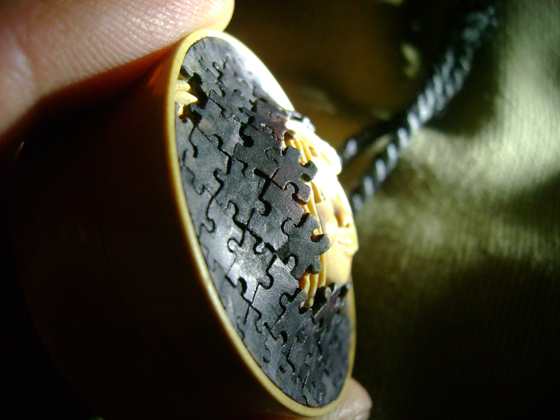 Breaktrough, Durchbruch, puzzle, face, Cornel, Schneider, Boxwood, Buchsbaum,  jpeg, jpg, scuplture, Schnitzerei, Carving, netsuke, manju