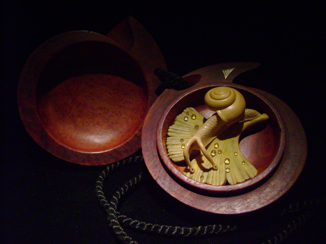 Snail on Gingkoleaf, schnecke, Ginkoblatt, Dewdrop, Cornel, Schneider, Boxwood, Buchsbaum,  jpeg, jpg, scuplture, Schnitzerei, Carving, netsuke 