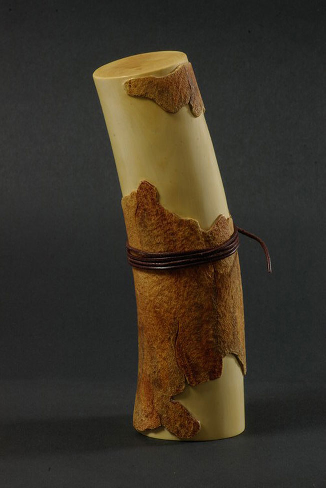 LIZARD ON BONE, Eidechse, Knochen, Cornel, Schneider, Boxwood, Buchsbaum,  jpeg, jpg, scuplture, Schnitzerei, Carving, sashi, netsuke, 