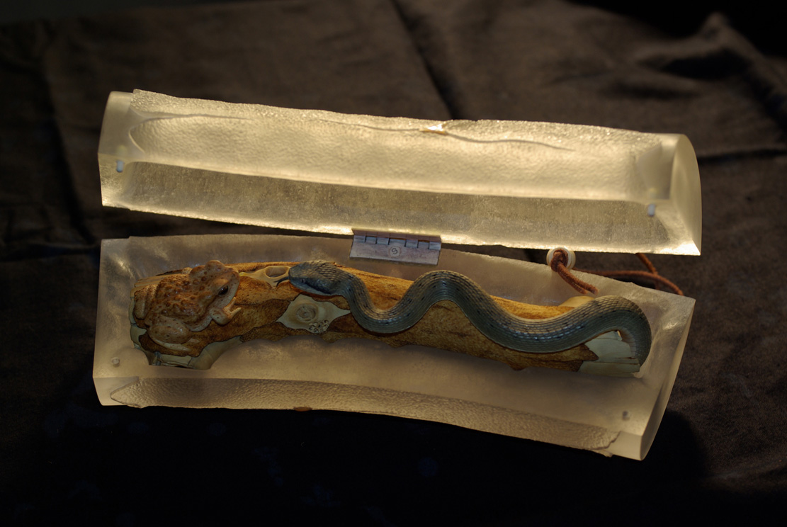 MEETING, Toad, Aspisviper, Kröte, Cornel, Schneider, Boxwood, Buchsbaum, Acrylglass, jpeg, jpg, scuplture, Schnitzerei, Carving,okimono