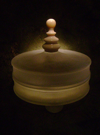 toad on lotusleaf, Kröte, Cornel, Schneider, Boxwood, Buchsbaum, Acrylglas, Ivory, jpeg, jpg, scuplture, Schnitzerei, Carving, okimono