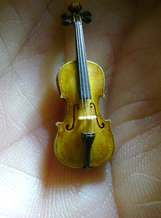 Violin-embryo, Geige, Cellowirbel, Cello tuning peg, smallest violin, Cornel, Schneider, Boxwood, Buchsbaum,  jpeg, jpg, scuplture, Schnitzerei,