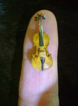 Violin-embryo, Geige, Cellowirbel, Cello tuning peg, smallest violin, Cornel, Schneider, Boxwood, Buchsbaum,  jpeg, jpg, scuplture, Schnitzerei,