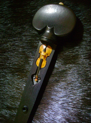 Violin-embryo, Geige, Cellowirbel, Cello tuning peg, smallest violin, Cornel, Schneider, Boxwood, Buchsbaum,  jpeg, jpg, scuplture, Schnitzerei,