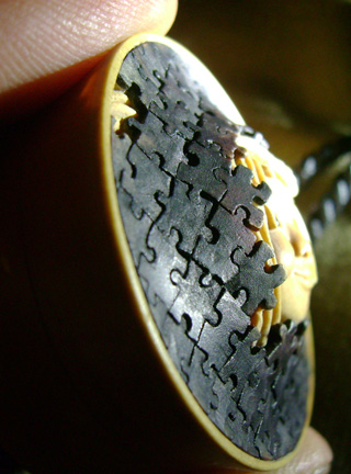 Breaktrough, Durchbruch, puzzle, face, Cornel, Schneider, Boxwood, Buchsbaum,  jpeg, jpg, scuplture, Schnitzerei, Carving, netsuke, manju