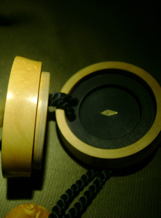 Breaktrough, Durchbruch, puzzle, face, Cornel, Schneider, Boxwood, Buchsbaum,  jpeg, jpg, scuplture, Schnitzerei, Carving, netsuke, manju