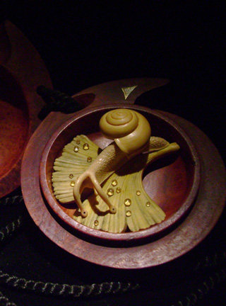 Snail on Gingkoleaf, schnecke, Ginkoblatt, Dewdrop, Cornel, Schneider, Boxwood, Buchsbaum,  jpeg, jpg, scuplture, Schnitzerei, Carving, netsuke 