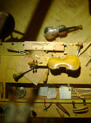 Violin Workshop, Geigen, Werkstatt, miniature, 1:21,Cornel, Schneider, Boxwood, Buchsbaum,  jpeg, jpg, scuplture, Schnitzerei, Carving, Modell, 