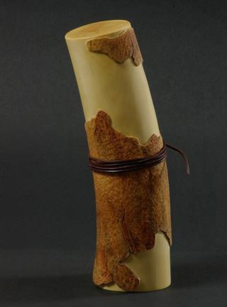 LIZARD ON BONE, Eidechse, Knochen, Cornel, Schneider, Boxwood, Buchsbaum,  jpeg, jpg, scuplture, Schnitzerei, Carving, sashi, netsuke, 