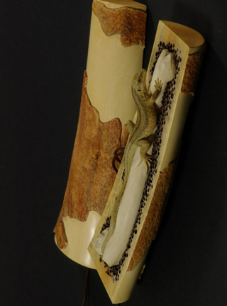 LIZARD ON BONE, Eidechse, Knochen, Cornel, Schneider, Boxwood, Buchsbaum,  jpeg, jpg, scuplture, Schnitzerei, Carving, sashi, netsuke, 