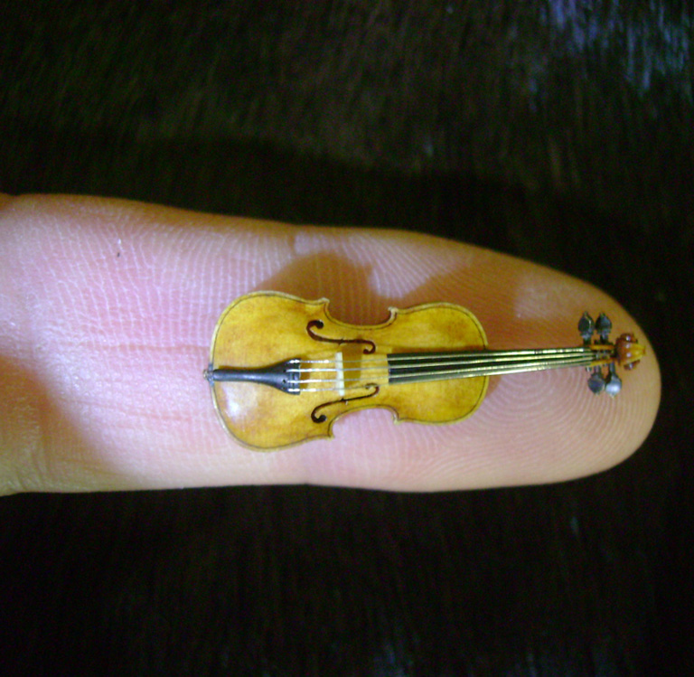 Violin-embryo, Geige, Cellowirbel, Cello tuning peg, smallest violin, Cornel, Schneider, Boxwood, Buchsbaum,  jpeg, jpg, scuplture, Schnitzerei,