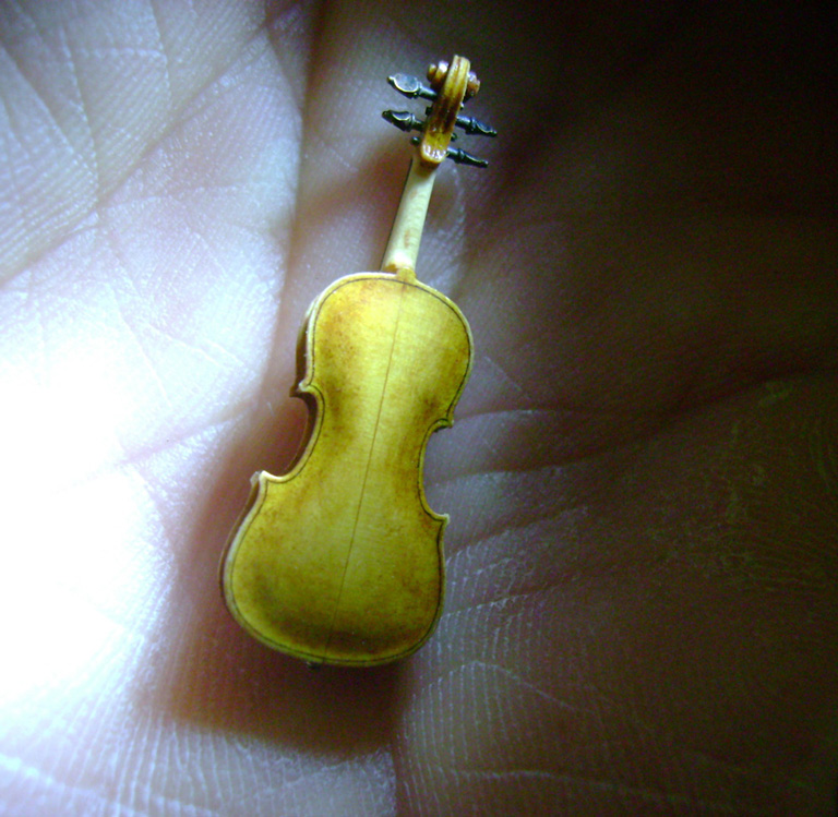 Violin-embryo, Geige, Cellowirbel, Cello tuning peg, smallest violin, Cornel, Schneider, Boxwood, Buchsbaum,  jpeg, jpg, scuplture, Schnitzerei,
