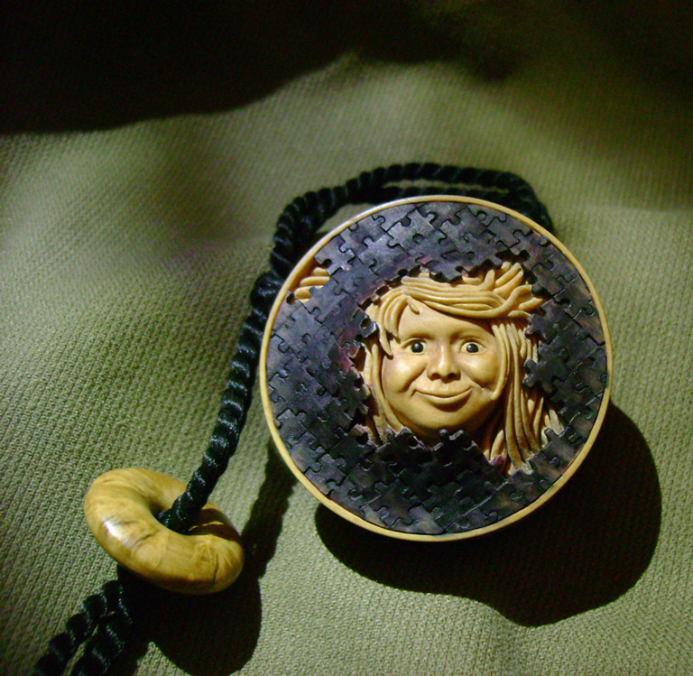 Breaktrough, Durchbruch, puzzle, face, Cornel, Schneider, Boxwood, Buchsbaum,  jpeg, jpg, scuplture, Schnitzerei, Carving, netsuke, manju