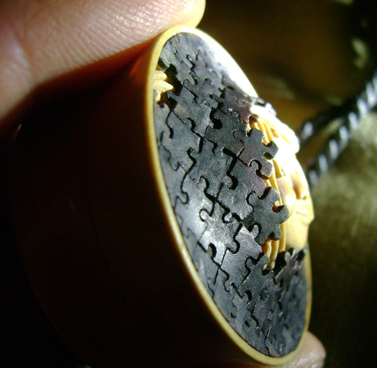 Breaktrough, Durchbruch, puzzle, face, Cornel, Schneider, Boxwood, Buchsbaum,  jpeg, jpg, scuplture, Schnitzerei, Carving, netsuke, manju