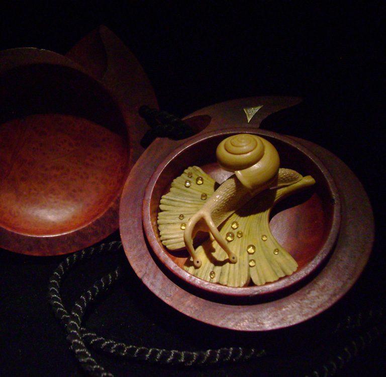 Snail on Gingkoleaf, schnecke, Ginkoblatt, Dewdrop, Cornel, Schneider, Boxwood, Buchsbaum,  jpeg, jpg, scuplture, Schnitzerei, Carving, netsuke 